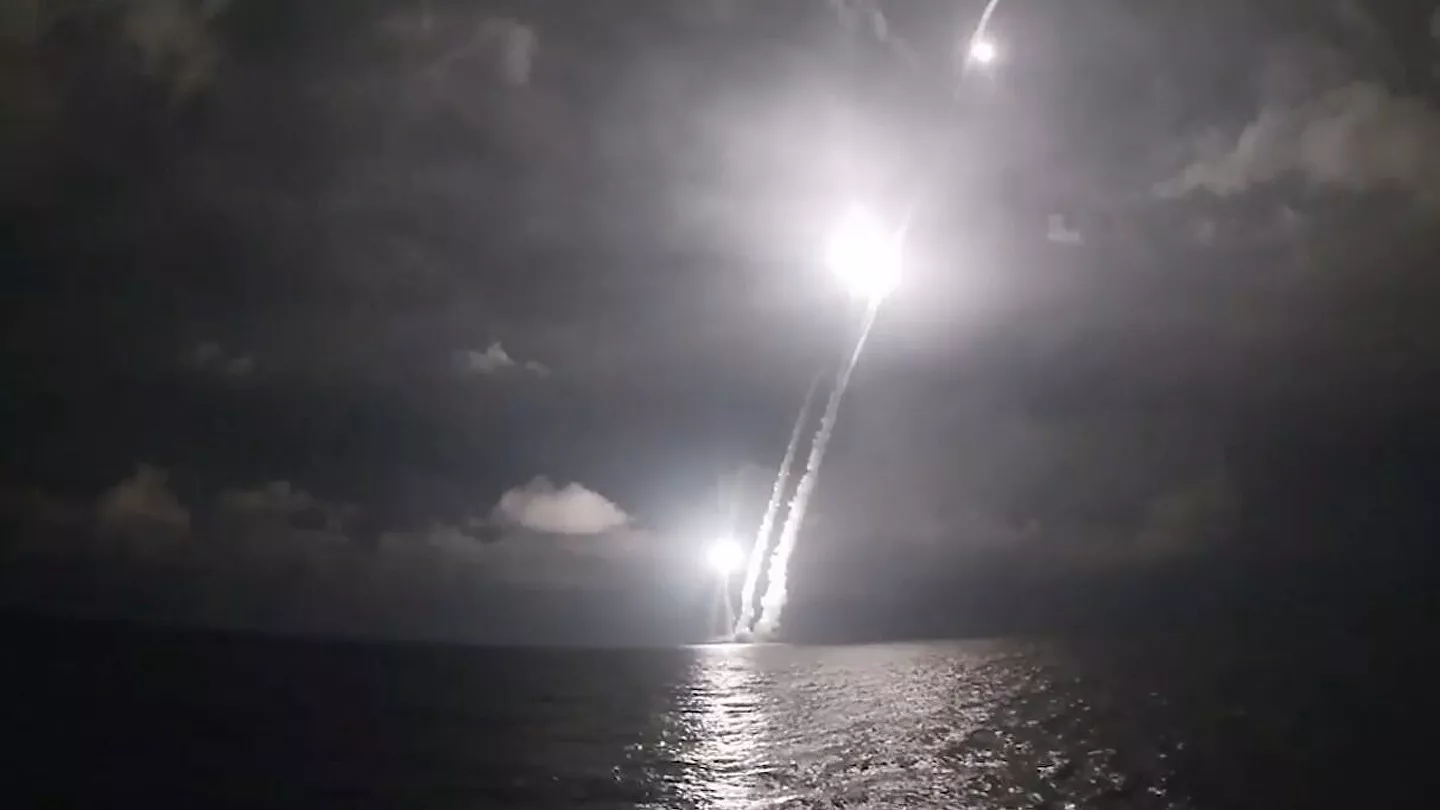 Подлодка "Владимир Мономах" впервые запустила четыре ракеты "Булава"