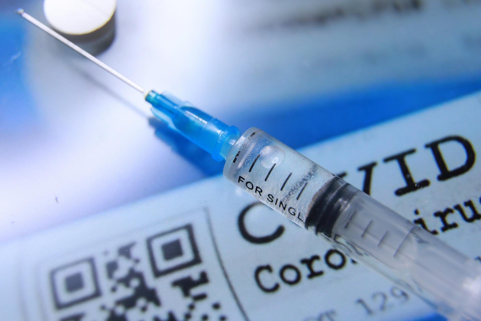 Не прививались, но осуждаем: Кто разгоняет волну об опасности российской вакцины