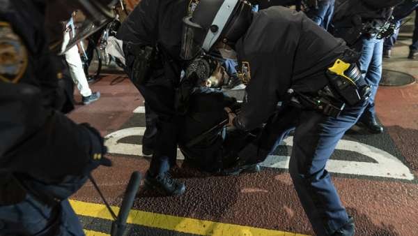 Пророк с форума: Бунты в США предсказал Джон Тайтор, теперь Штаты в ожидании "молниеносного удара"