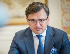 Кулеба предложил начать диалог с Россией "за бокалом вина"