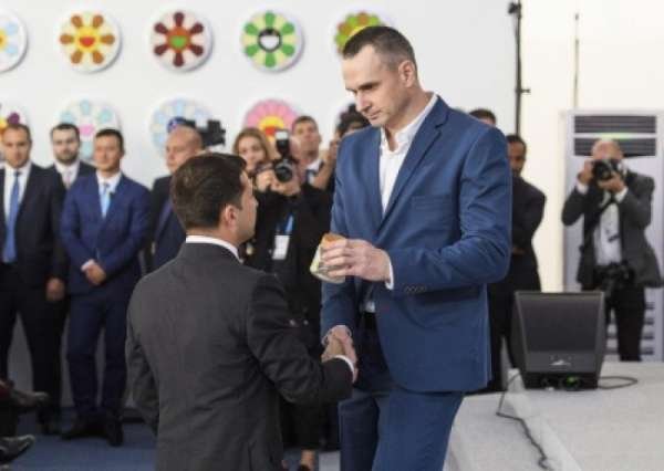 Соросята требуют от президента США Байдена заменить Зеленского на Сенцова