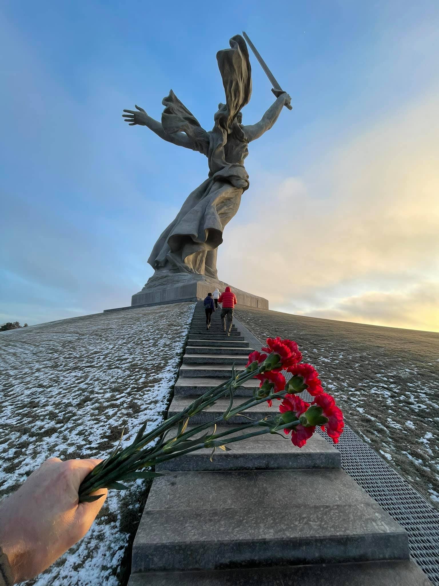 «Никогда в жизни не возлагал цветов ни к одному памятнику»: Чехи прорвались в Россию