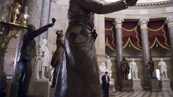 "Отец, дочь, мать и сын" больше не называть: Новые обозначения людей в США взбесили американцев