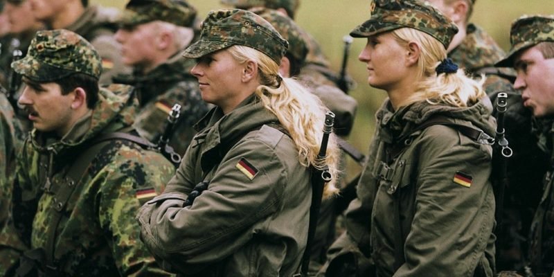«Бездонная клевета на дойче зольдатен»: бундесвер подчиняют феминисткам