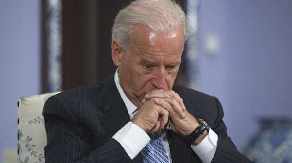 В сети появилась версия, что Байден ненастоящий