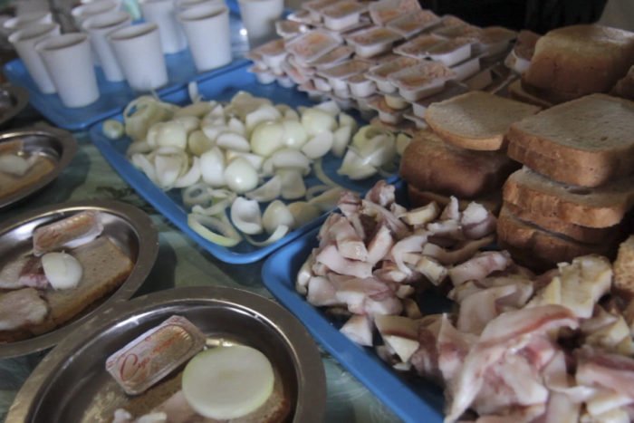 Российских военных в морозы кормят луком и салом