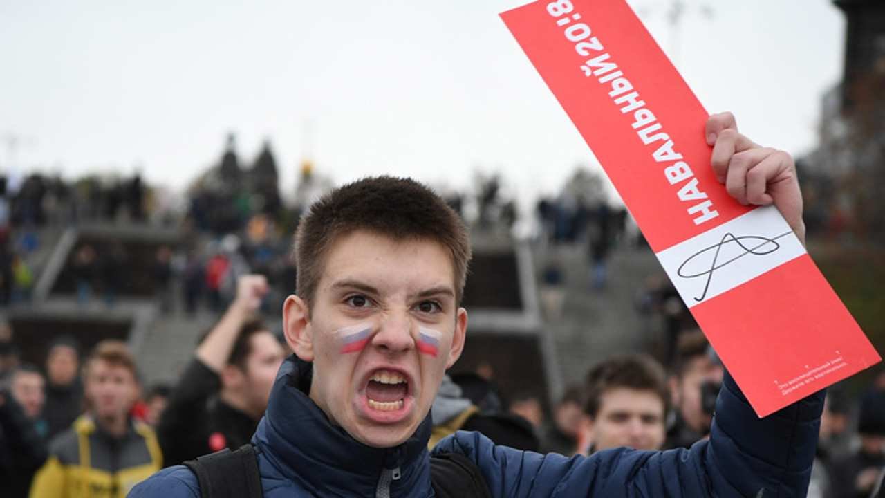 Митинг навальнистов. Митинг Навального. Дебилы на митинге. Школьники навальнята. Школьники на митинге Навального.