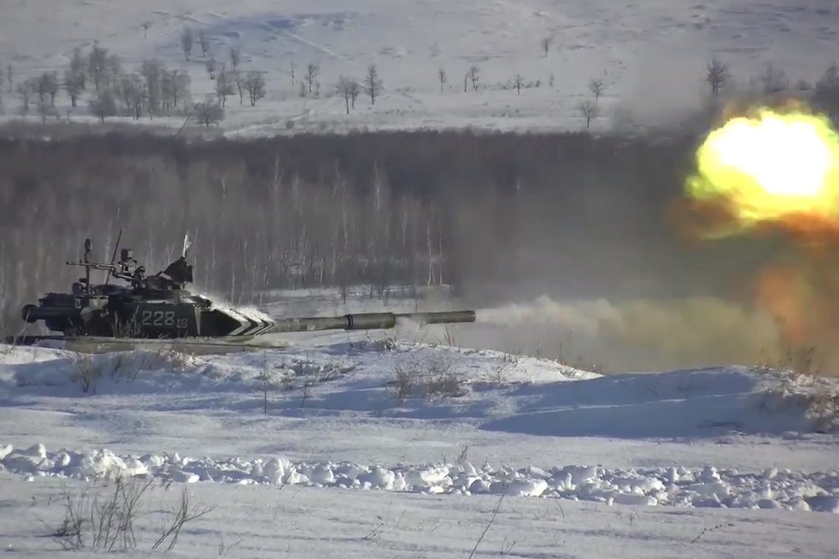 На Тоцком полигоне танки Т-72Б3 уничтожили бронетехнику условного противника