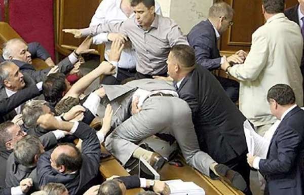 «Рашизм должен уйти»: в Раде начались потасовки из-за заблокированных Зеленским телеканалов