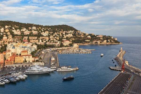 Если Вы думаете, что плохо живете в России, то поживите немного во Франции. Быстро полюбите свою родину