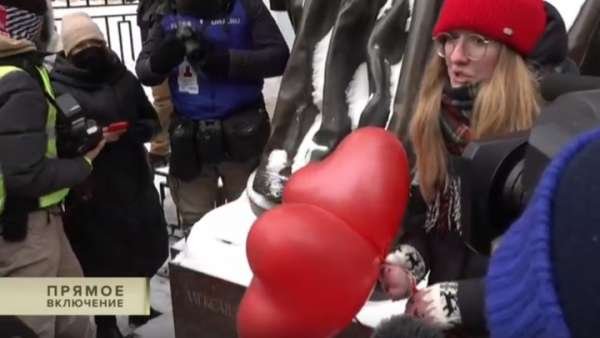 "Я в шоке..." Участница глобальной "цепи солидарности" в Москве выдала признание на камеру