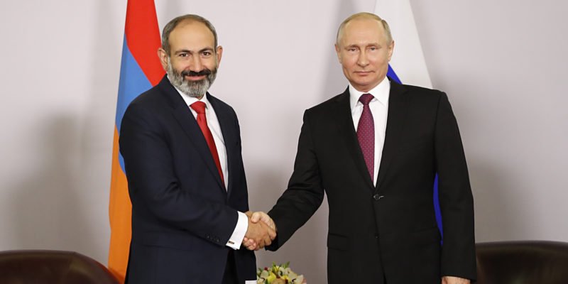 По заветам Болтона: почему Пашинян «выстрелил» «Искандерами» по России?