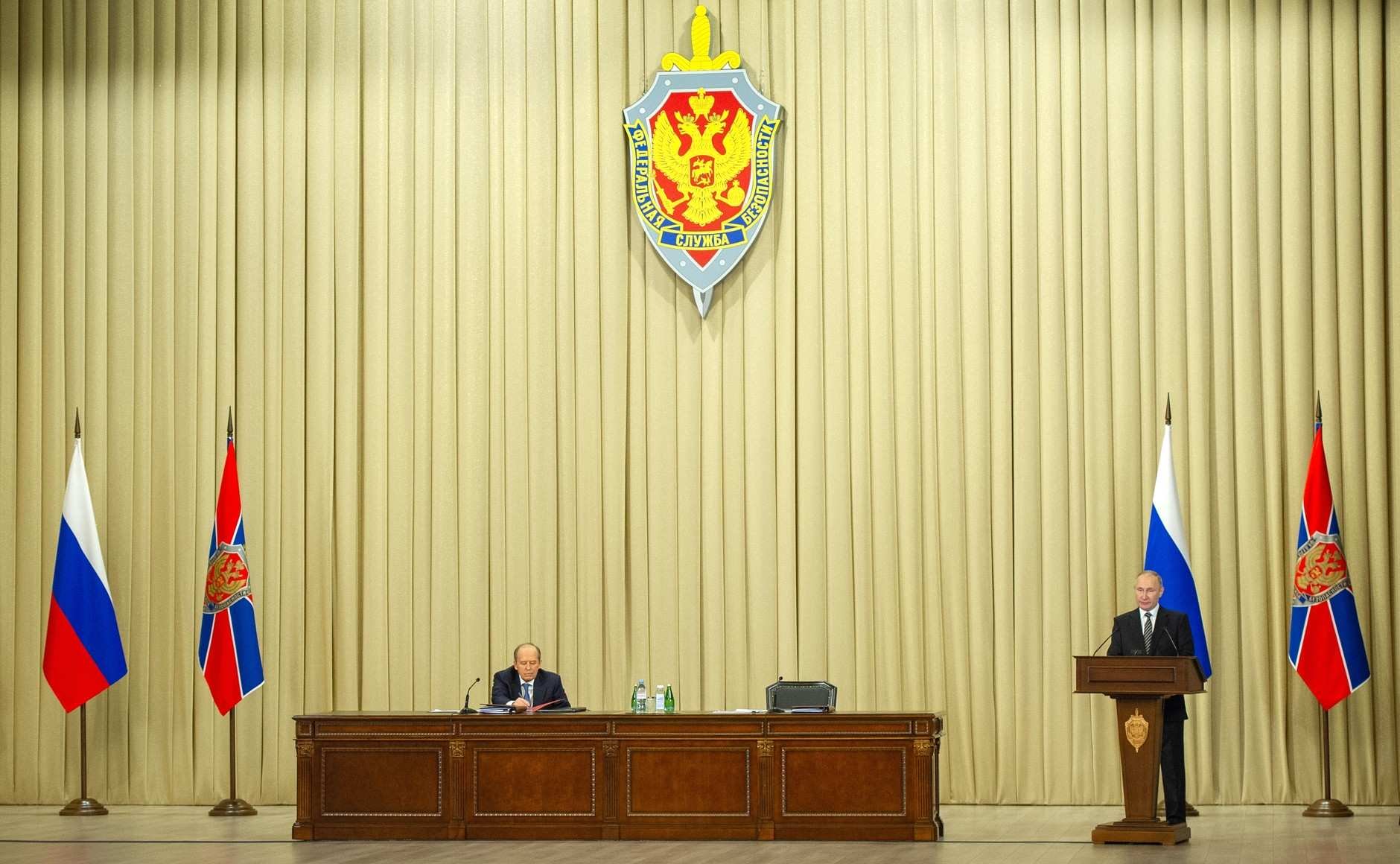 Путин поручил ФСБ дать ответ Западу на политику сдерживания России