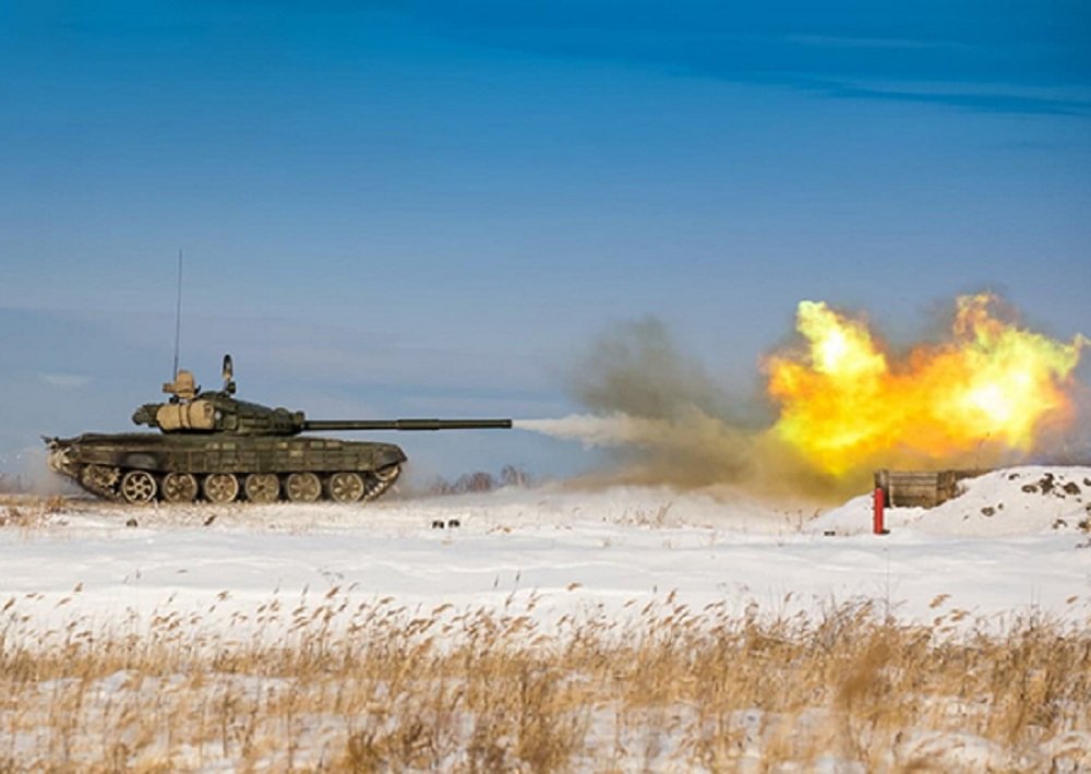 Новые танки Т-72Б3 испытали оренбургской степью