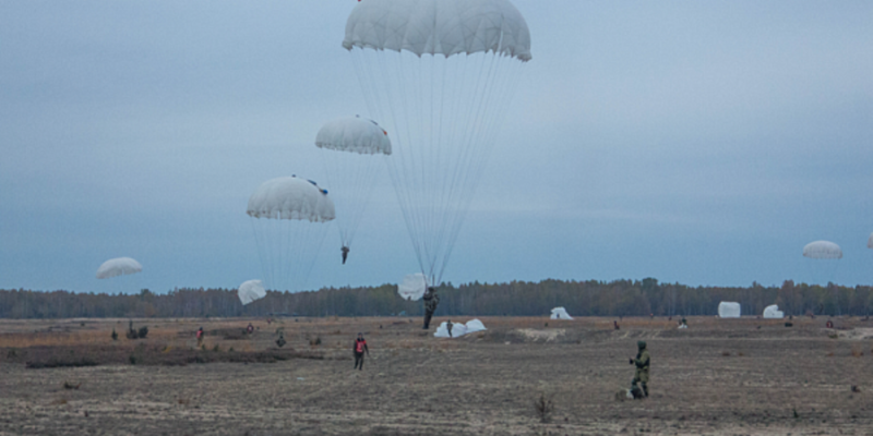 Брестские десантники вылетели в Россию на учение