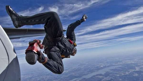 Скандал: украинский «пилот» рекомендовал россиянам выпрыгнуть во время полёта над Крымом