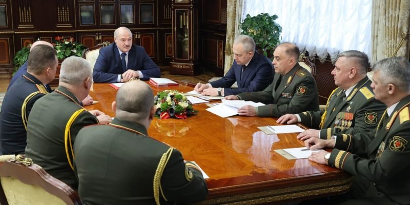Воевать будем изнутри: Лукашенко призвал военных к готовности отразить внутренние угрозы