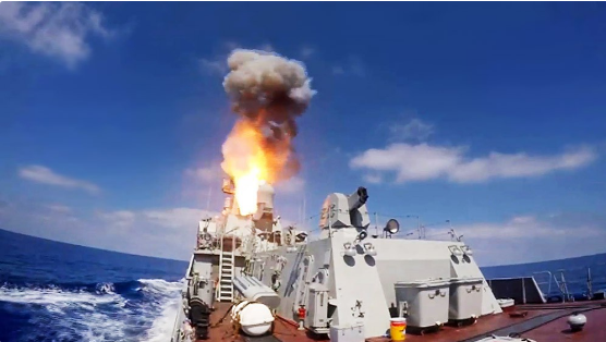 Фрегат «Адмирал Эссен» ВМФ РФ нанес предупредительные ракетные удары перед кораблями ВМС США в Черном море