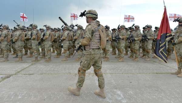 Заходят с восточного фланга. России опять угрожают Грузией