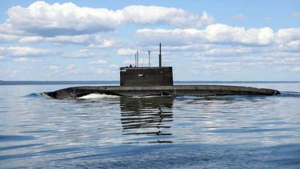 "Впервые в истории ВМФ": Минобороны показало уникальные кадры всплытия подлодок из-подо льда