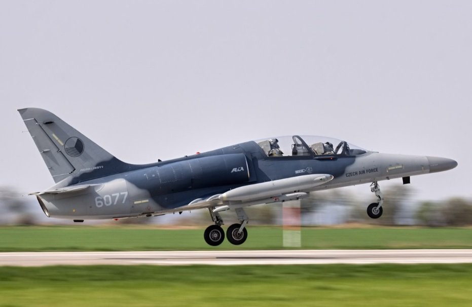 ЧП в небе над Европой: штурмовик страны НАТО потерял часть кабины во время полёта