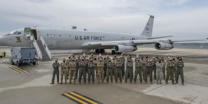 Тридцать две женщины на борту американского стратегического разведчика