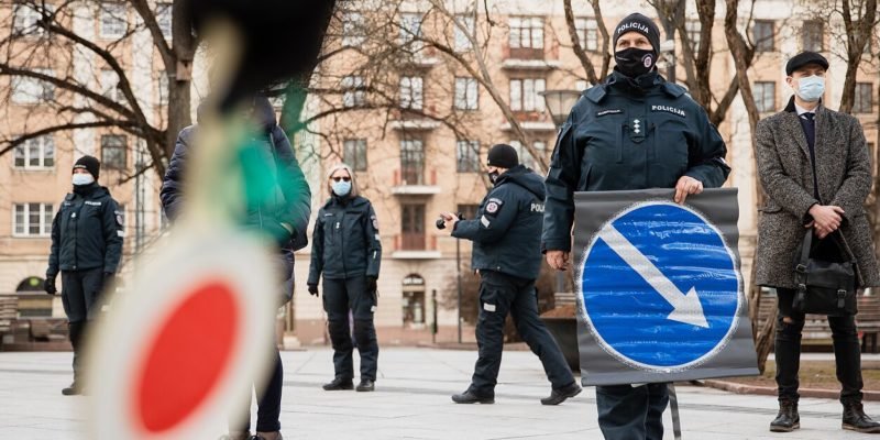 Полиция Литвы проводит акцию протеста из-за отказа в приоритетной вакцинации от COVID-19
