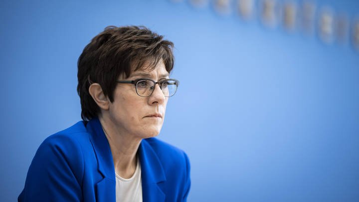 Возмущённой министру обороны Германии дали совет: "В принципе не вспоминать" о русской армии