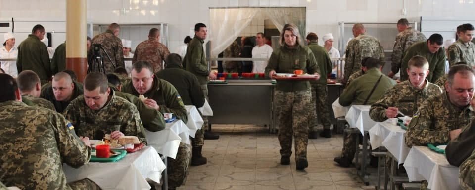 Минобороны Украины разрешило кормить военных просроченной едой