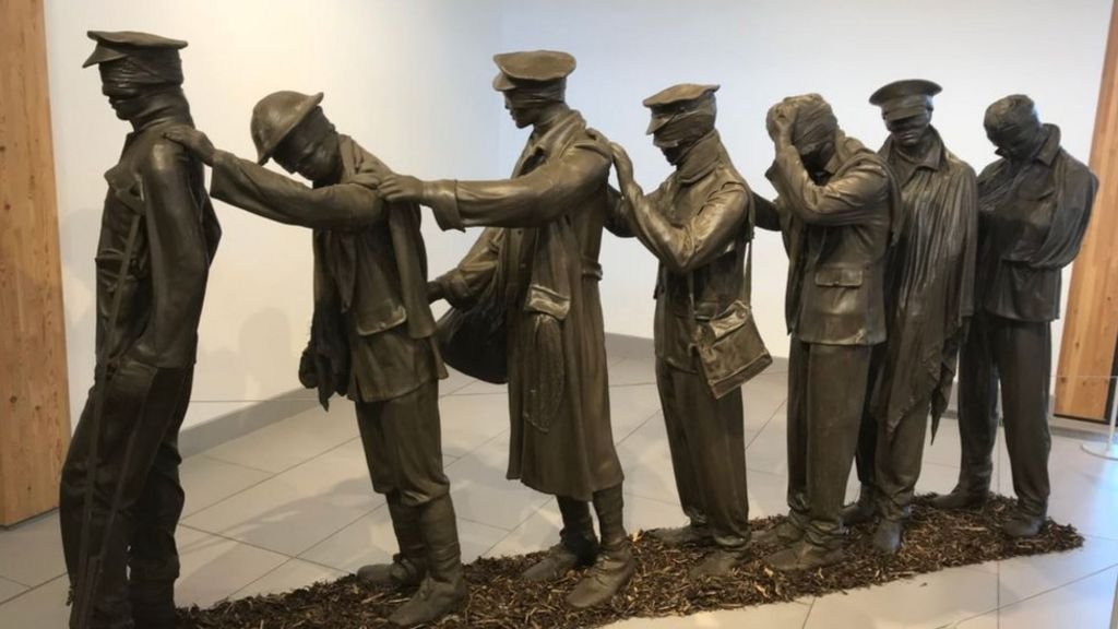 «Закрыть границы!» В Киеве требуют ставить всех под ружьё – и женщин, и инвалидов