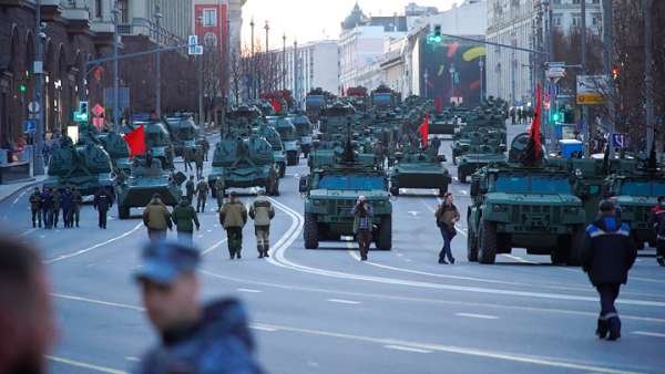 Мир спасут "Коалиции" "Ярсов". Пока они проезжают по Красной площади, с миром всё в порядке