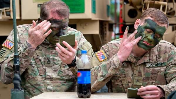 Где-то хихикают Петров и Боширов. Солдат НАТО бьют в Прибалтике