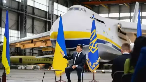 Клоунада у бескрылого фюзеляжа