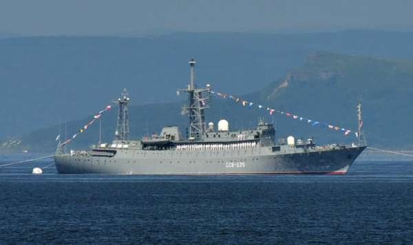 Российский военно-морской разведчик у берегов США
