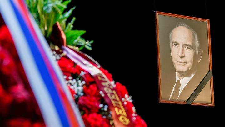 Украина боится даже мёртвых русских артистов – эксперт