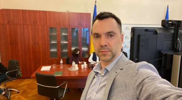 Арестович сказал «страшную вещь»: Украине не следует прекращать торговлю с Россией и Белоруссией