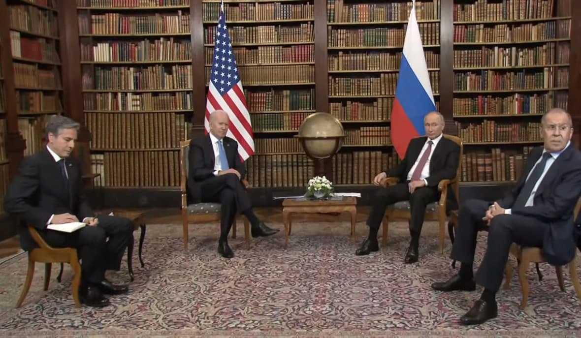 Встреча в Женеве пошла не по сценарию США: О чем говорят позы Байдена и Блинкена