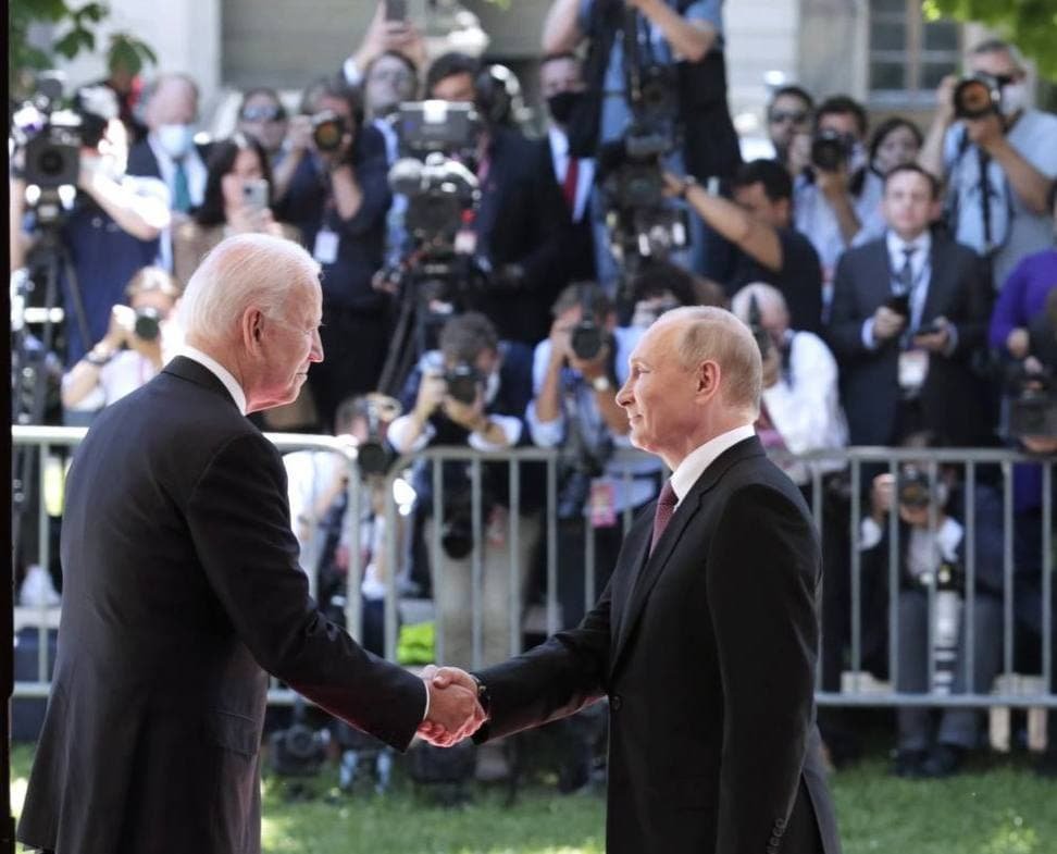 Группа Хиллари Клинтон пыталась сорвать саммит Путина-Байдена