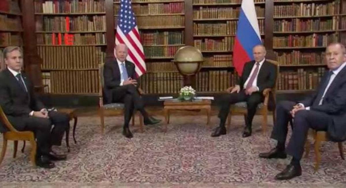 Журналисты разглядели «лживое» послание Путину за спиной у Байдена