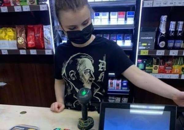 В Запорожье продавец по случаю 80-летия нападения Германии на СССР вырядилась в футболку с изображением Гитлера