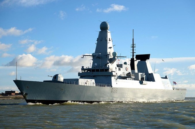 Бомбардировщик Су-24 и сторожевой корабль отогнали британский эсминец от берегов Крыма