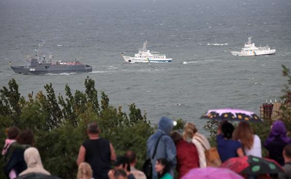 Читатели Daily Mail: надо бы за эту историю с эсминцем отправить русских опять в очередь за едой