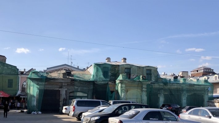 Старейший рынок в центре Петербурга простаивает в ожидании реставрации