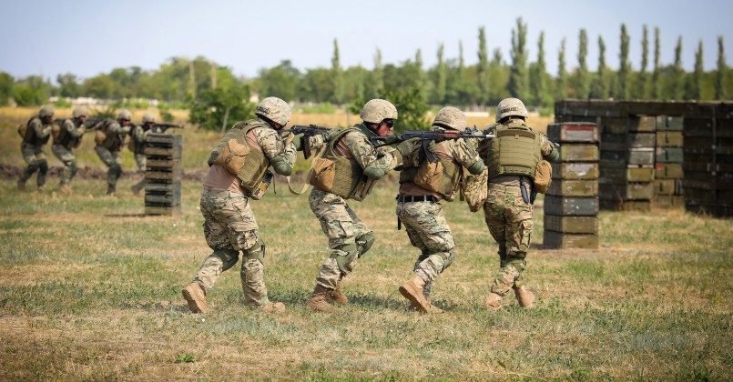 «Никаких соусов»: британский десантник высмеял завтрак НАТО в украинской столовой