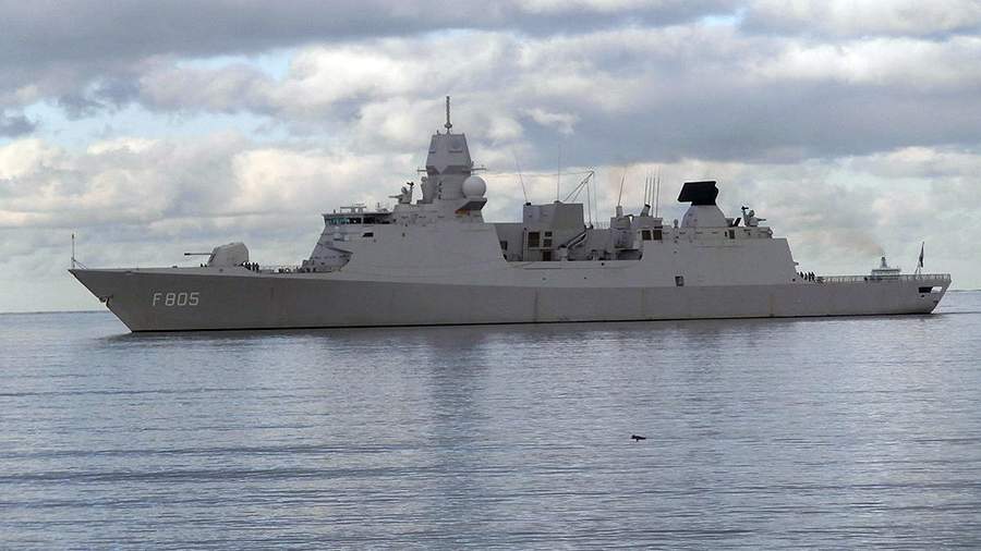 Су-24 и Су-30 заставили фрегат Evertsen изменить курс в Черном море