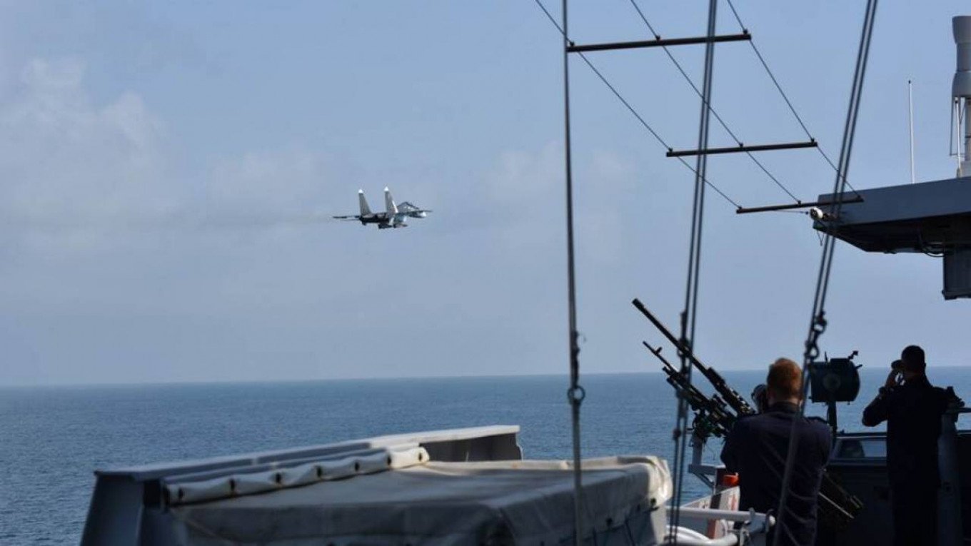 Стало известно, как отреагировали голландцы на устроенное РФ «авиашоу» у их корабля