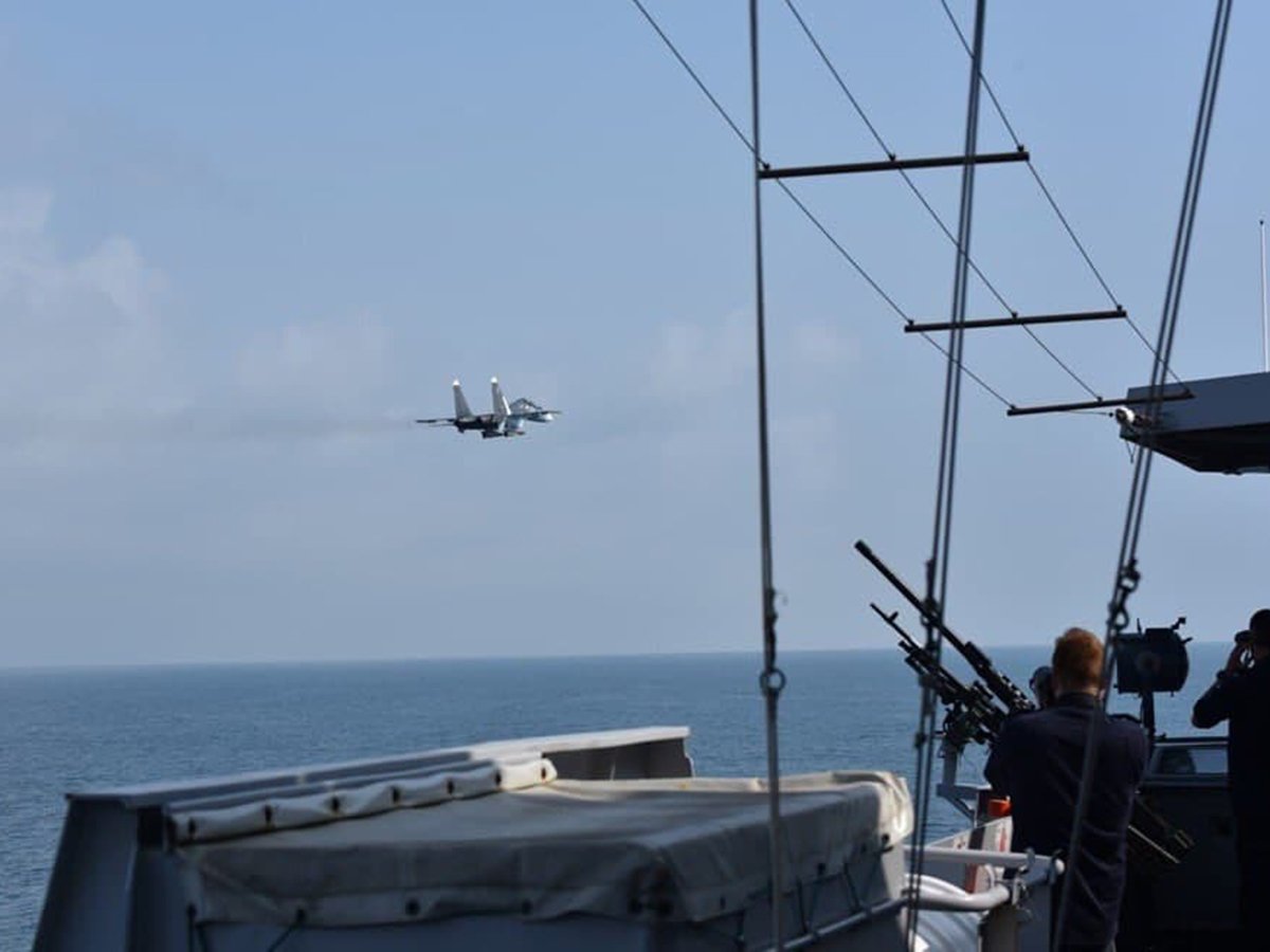 Истребители ВКС РФ пролетели в нескольких метрах от корабля НАТО: опубликованы фото (ФОТО)