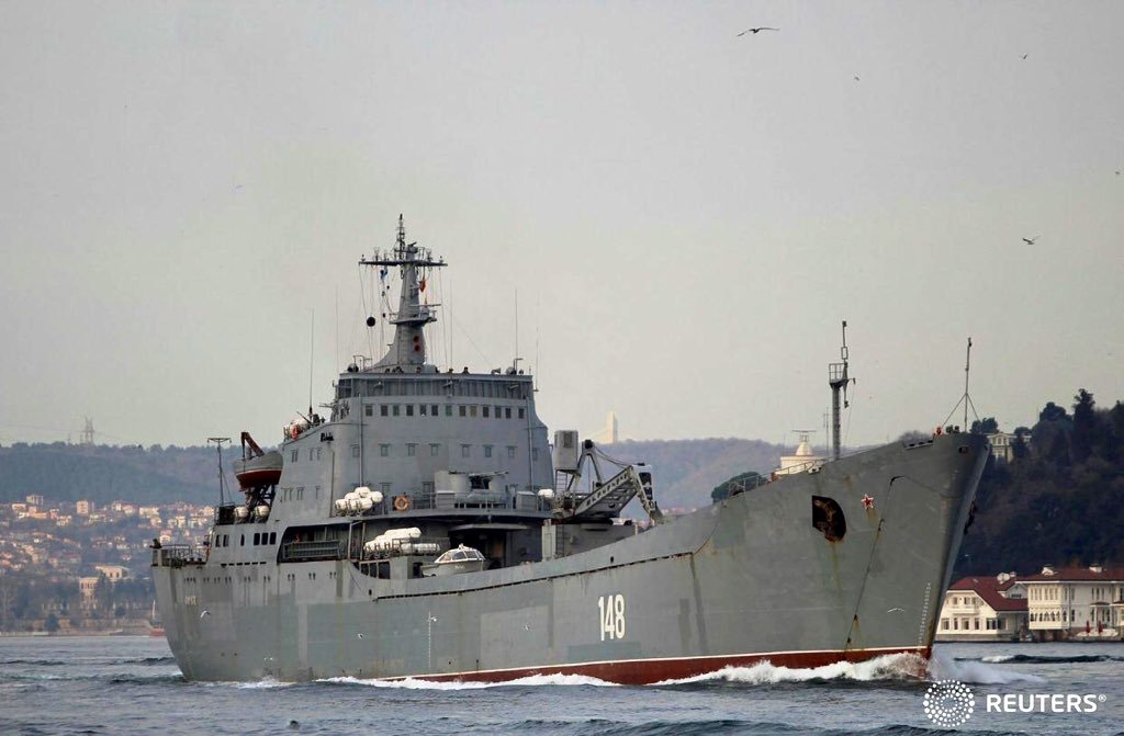 Большой десантный корабль «Орск» отпугивает корабли НАТО от российских границ в Черном море