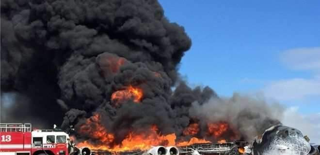 Шокирующие кадры: военный самолёт с 92 людьми на борту упал и загорелся (ФОТО, ВИДЕО 18+)