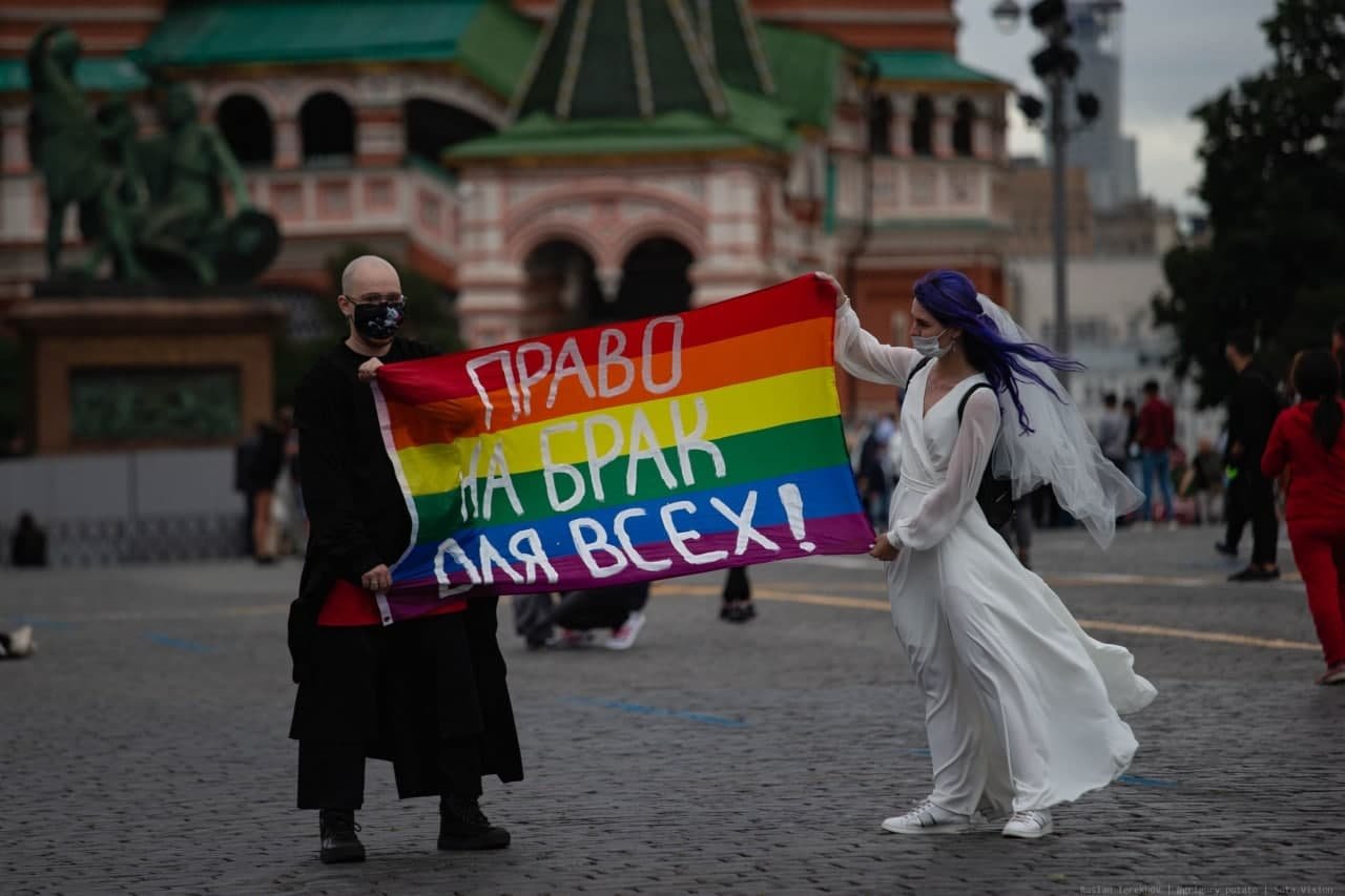 ЕСПЧ обязал Россию легализовать гей-браки. Какие будут последствия?